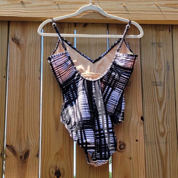 Newport News Swim one pc black & white deep V neck w/adjustable straps. Sz: 6 - Picture 3 of 7